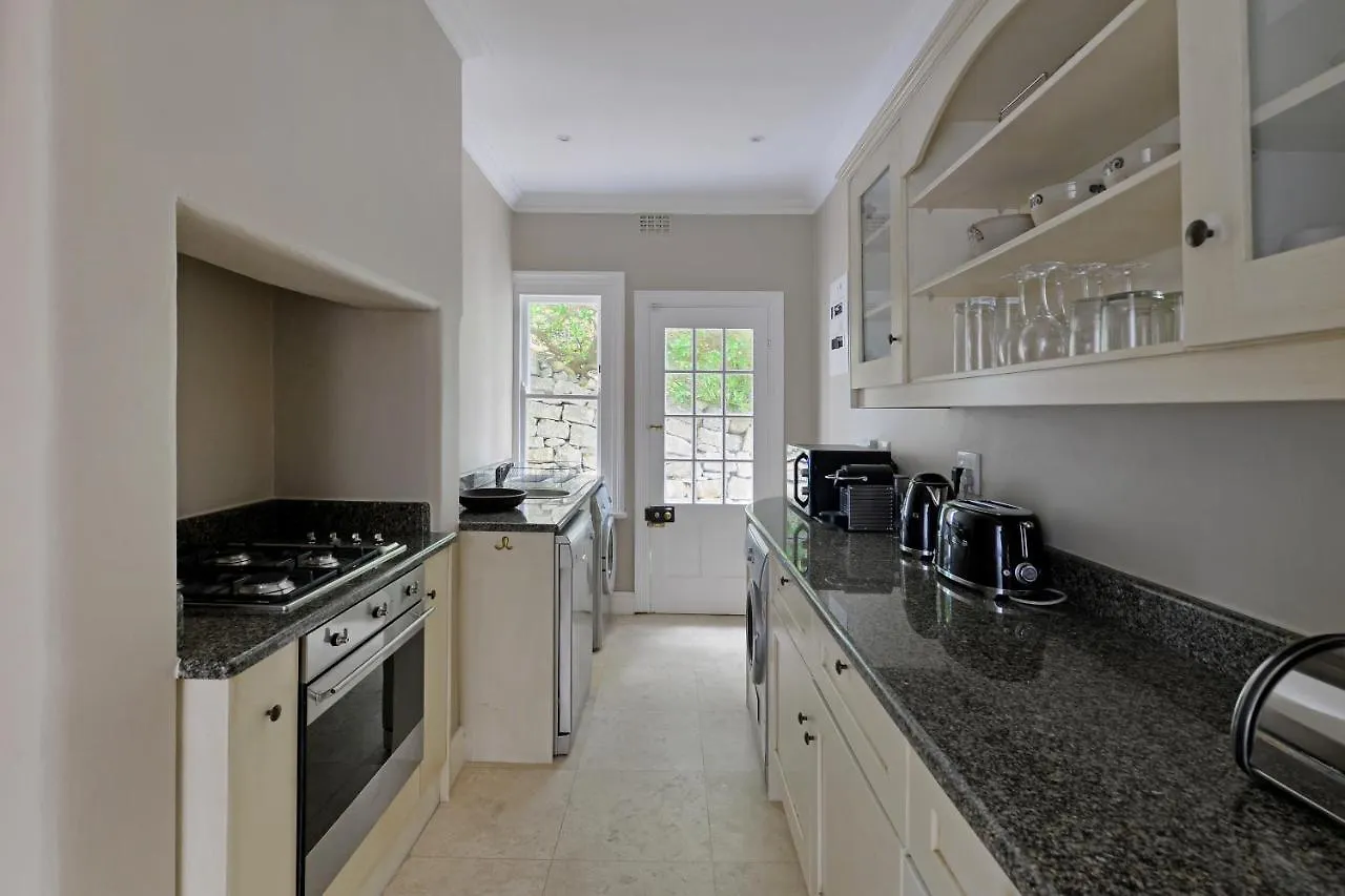Bingley Place - Camps Bay Luxury Villa ケープタウン 0*,  南アフリカ